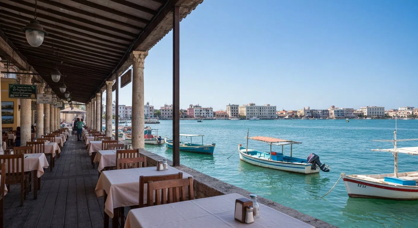 Die Hafenterrasse von La Terraza de Cojímar an der Calle Real, Tische mit Blick aufs Wasser, Fischerboote und Fotos von Raúl Corrales im Inneren