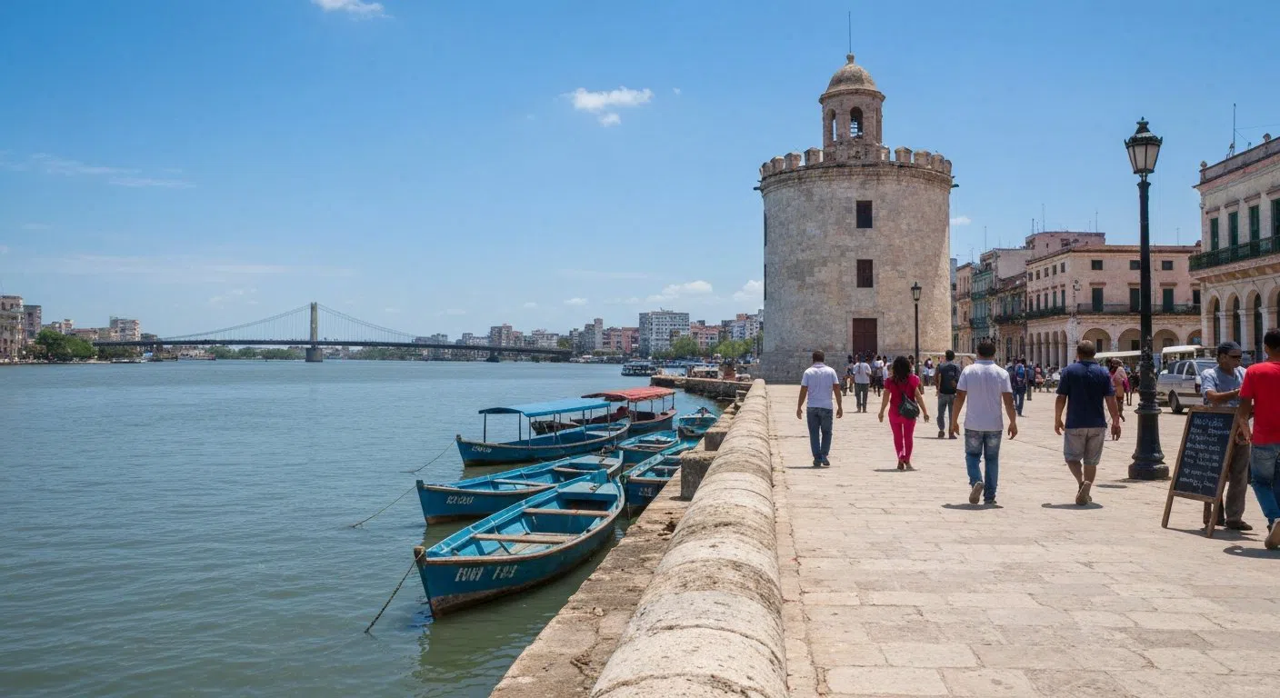 Die Esplanade neben dem Torreón de Cojímar, verwittertes Ufer mit Booten darunter und der Flussbrücke in Sicht