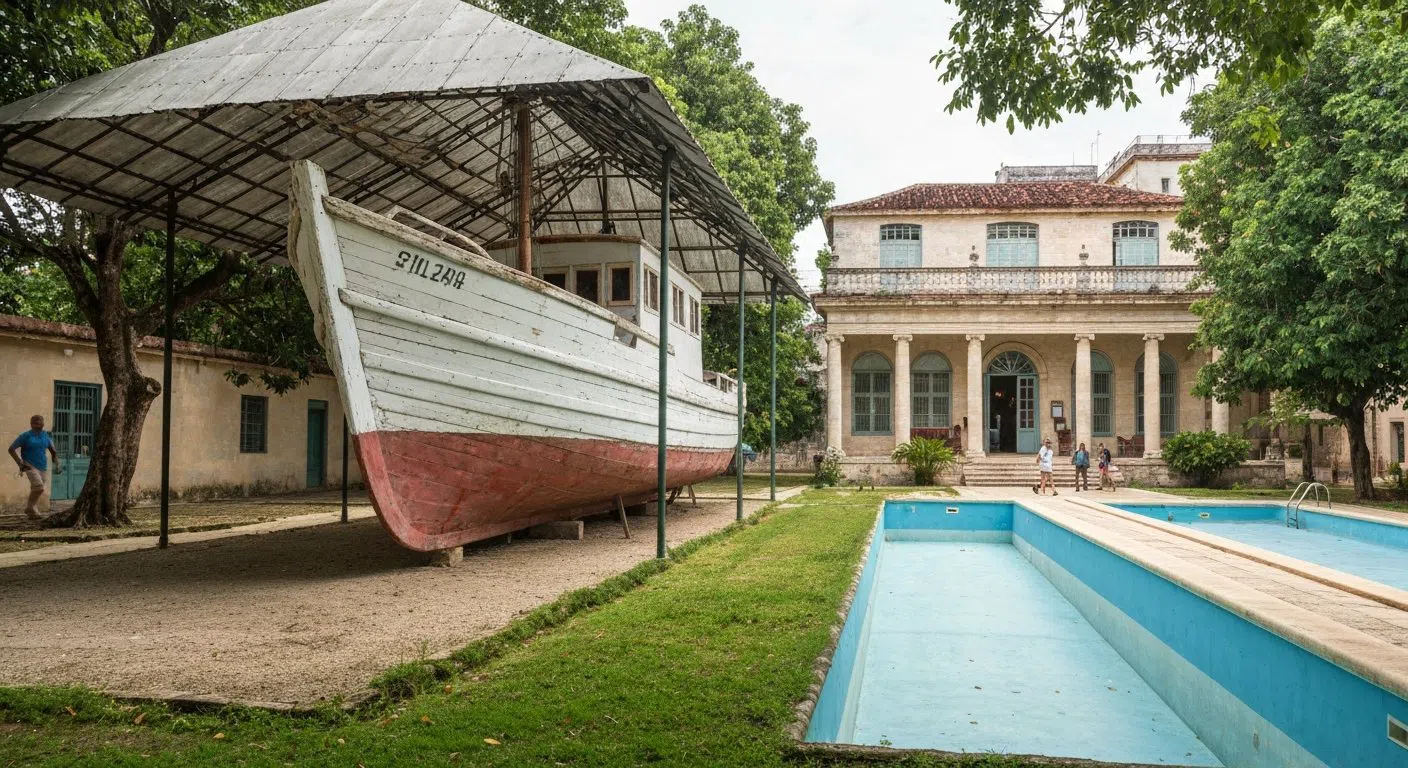 Die restaurierte Pilar im Garten des Museo Hemingway Finca Vigía, dahinter das offene Haus und der leere Pool